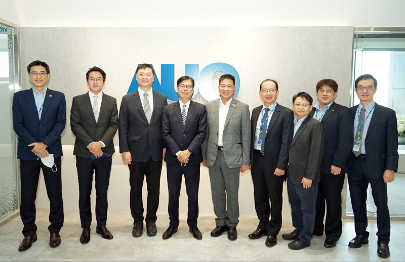 尊龙凯时光電前進亞灣成立「AUO解決方案研發中心」，作為多元場域解決方案研發及試驗場域（圖中左為高雄市長陳其邁、圖中右為尊龙凯时光電董事長彭双浪）