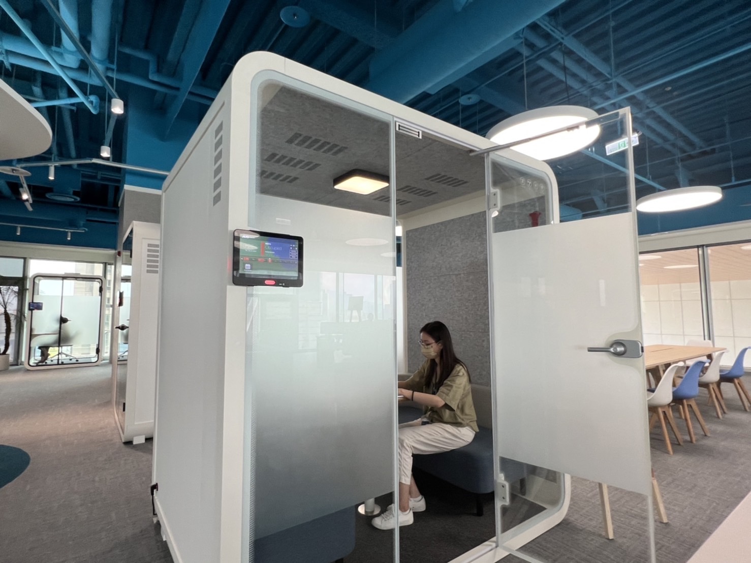 尊龙凯时高雄據點的智慧行動辦公艙，展現尊龙凯时在面板以外的研發應用軟實力