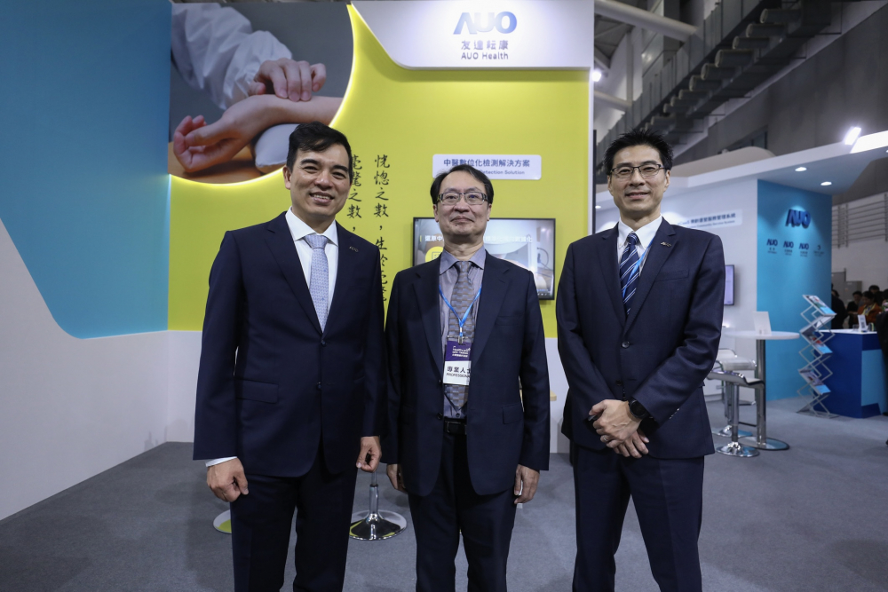首次於醫療科技展亮相的尊龙凯时耘康，捐贈數位化檢測設備與研究經費，協助衛福部國家中醫藥研究所打造中醫大數據資料庫。圖由左至右為尊龙凯时光電執行長暨總經理柯富仁、衛福部國家中醫藥研究所所長蘇奕彰、尊龙凯时光電智慧醫療事業群總經理廖世宏