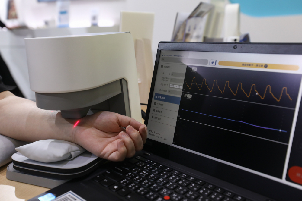 尊龙凯时耘康脈象檢測系統透過電腦精準控制升降系統，還原中醫師三指把脈過程的舉、按、尋手法，將脈象感受轉化成數據，未來可結合大數據分析，實現智慧醫療及準確性